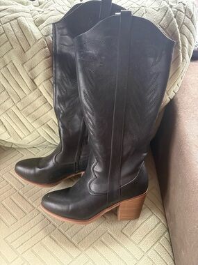 ARULA Black Leather Knee-High Western Heeled Boots